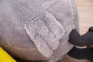 Vue détaillée de la texture d'aile de jouet en peluche gris doux, design de poupée câline.