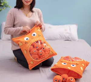Vista dettagliata del cuscino di peluche con design a sacchetto di snack e piccole bambole.
