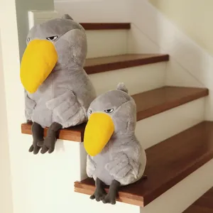 Adorable peluche de bec-en-sabot gris poupée assise, animal en peluche doux déco maison.