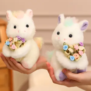 Adorable licorne en peluche blanche tenant un bouquet de roses ruban coloré pour cadeau.