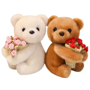 Mignons ours en peluche couple tenant des bouquets de roses, cadeau parfait pour la Saint-Valentin.