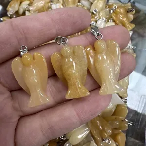 Detailansicht von handgeschnitzten gelben Engelsanhängern aus Naturstein für Schmuck