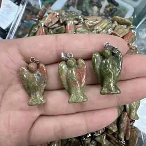 Nahaufnahme von drei Engelsanhängern aus natürlichem Unakitstein, in der Hand gehalten