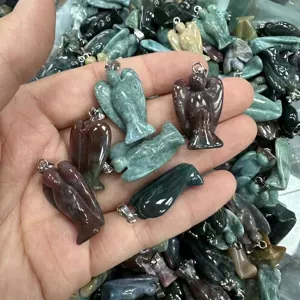 Handgeschnitzte Engelsanhänger aus Naturstein in verschiedenen Kristallmineralien