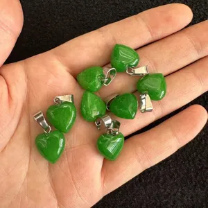 Detailansicht von 12mm grünen herzförmigen Steinanhängern in der Hand zur Größe