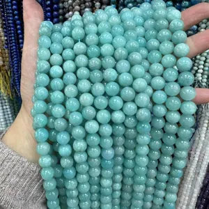 Primer plano de cuentas redondas de amazonita natural azul claro para joyas DIY