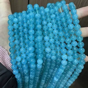 Primer plano de cuentas redondas de amazonita azul claro natural para joyas de bricolaje