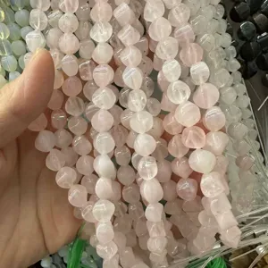 Vue détaillée des perles de quartz rose naturel torsadées pour la création de bijoux