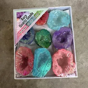 Detailansicht farbenfroher Aura-Quarz-Geoden in einem mineralischen Proben-Set
