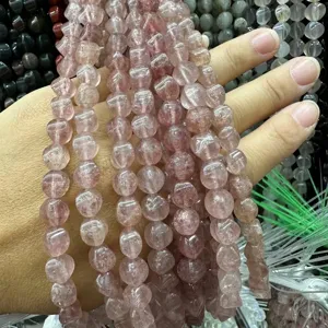 Vue macro de perles en cristal de quartz fraise rose naturel pour la création de bijoux