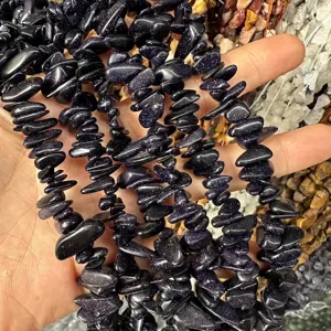 Gedetailleerde opname van fonkelende blauwe zandsteen kralen in onregelmatige splintervorm