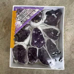 Nahaufnahme von natürlichen violetten Amethyst-Clustern in einer weißen Displaybox.