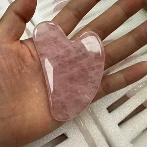 Vue détaillée de l'outil de massage facial Gua Sha en quartz rose naturel en coeur