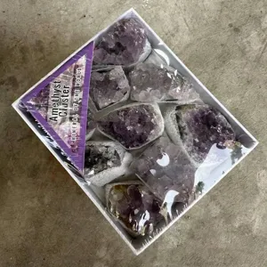 Natürliche Amethyst-Cluster Mineralienproben in einer weißen Displaybox für Sammler