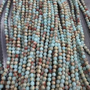 Primer plano de cuentas de piedra Shoushan en azul y terracota para joyería DIY