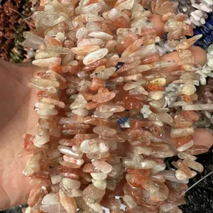 Macro-opname van onregelmatige zonnesteenkralen in tandvorm voor DIY sieraden maken.