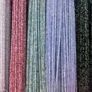 Detailansicht von 2,5 mm facettierten quadratischen Edelsteinperlen in verschiedenen Farben.