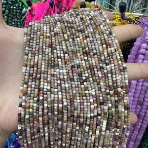 Nahaufnahme von 2,5 mm facettierten quadratischen Natursteinperlen für DIY-Schmuck