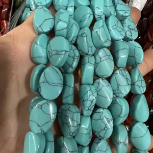 Dettaglio macro di perle in pietra blu stile turchese per creazione di gioielli fai da te
