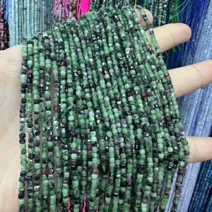 Nahaufnahme von 2,5 mm facettierten quadratischen grünen Natursteinperlen für DIY-Schmuck.