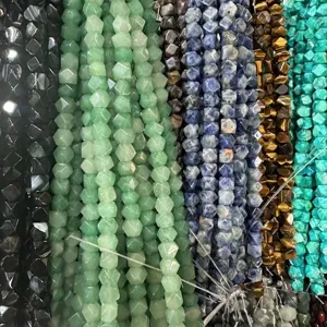 Vista detallada de cuentas de piedra natural octogonales para creación de joyería DIY