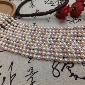 Rangs de perles de nacre naturelles en couleurs mixtes pour la création de bijoux DIY.