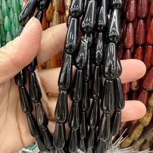 Vue détaillée de perles goutte d'eau en agate noire 8x20mm de haute qualité pour bijoux.