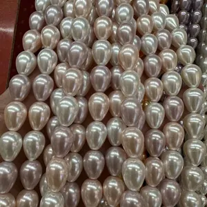Vue macro de perles de nacre en forme de goutte rose et blanc pour bijoux DIY