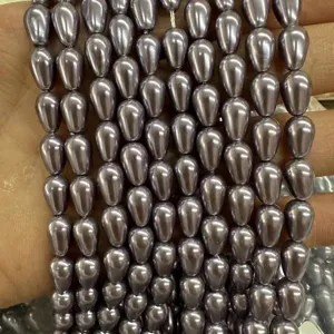 Détail de perles de nacre en forme de goutte gris-violet pour la création de bijoux