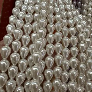 Gros plan détaillé de perles en nacre blanche en forme de goutte pour création de bijoux