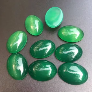 Vue détaillée de cabochons en agate verte ovale polie pour la création de bijoux
