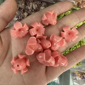 Nahaufnahme von rosa geschnitzten Trompetenblumen-Perlen für DIY-Schmuckzubehör