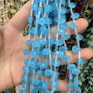 Primer plano de cuentas de piedra en forma de gota facetada azul para joyas DIY