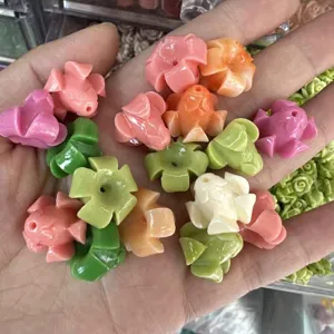 14x17mm bunte Blumen- und Goldfischperlen aus Muschelpulver für DIY-Schmuck in der Hand