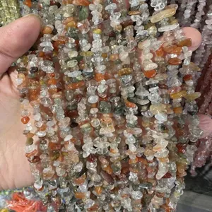 Primer plano de virutas de piedra de ágata y cristal natural de 3-5mm para hacer joyas