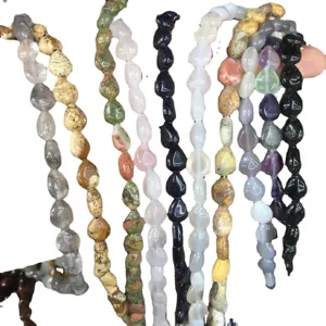 Assortiment de perles en pierre naturelle en forme de larme pour la fabrication de bijoux DIY.
