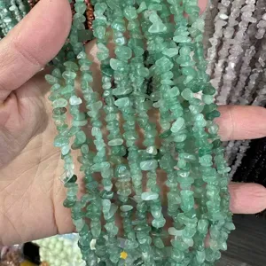 Primer plano de cuentas de piedra aventurina verde 3x5mm para bisutería DIY