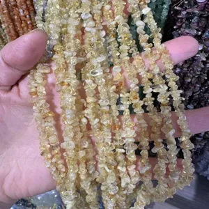 Primer plano de cuentas de piedra de citrino amarillo natural para proyectos de bisutería DIY