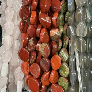 Assortimento di perle in pietra naturale e cristallo per la creazione di gioielli fai-da-te