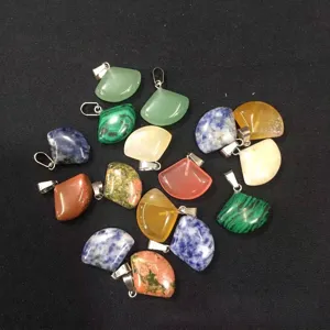 Assortimento di ciondoli in pietra naturale da 18 mm a forma di ventaglio, agata e giada