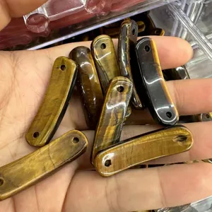 Detailansicht polierter Tigerauge-Stein-Verbindungsstücke für handgefertigte DIY-Armbänder.