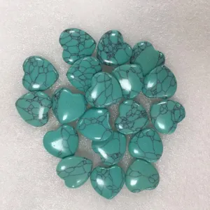 Gros plan de pierres précieuses en forme de cœur bleu turquoise veiné de noir