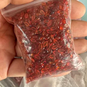 Primo piano di perle in pietra naturale arancione taglio marquise 2x4mm in borsa per gioielli DIY