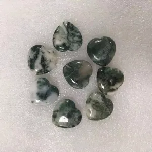 Détail de pierres naturelles d'agate mousse en forme de cœur de 20 mm, fini poli