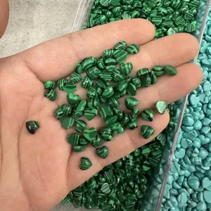 Primo piano di pietre naturali a cuore verdi da 4-6 mm per creazione gioielli fai-da-te