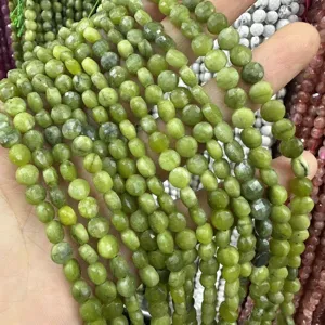 Vue détaillée de perles de pierre naturelle verte à facettes de 6 mm pour bijoux DIY.