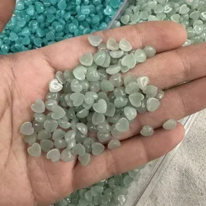 Primo piano di cabochon a forma di cuore in pietra naturale verde pallido DIY