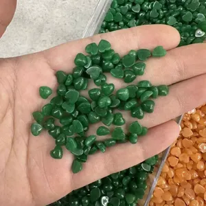 Dettaglio di cabochon in pietra naturale verde a forma di cuore per creazione orecchini fai-da-te