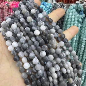 Vue détaillée de perles facettées en pierre naturelle grise et blanche de 6mm pour bijoux.