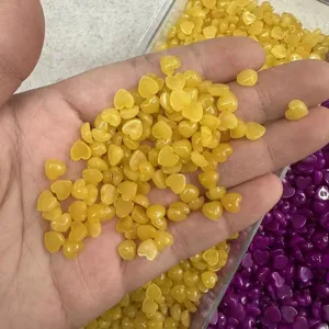 Primo piano di cabochon in pietra naturale gialla a forma di cuore per orecchini DIY
